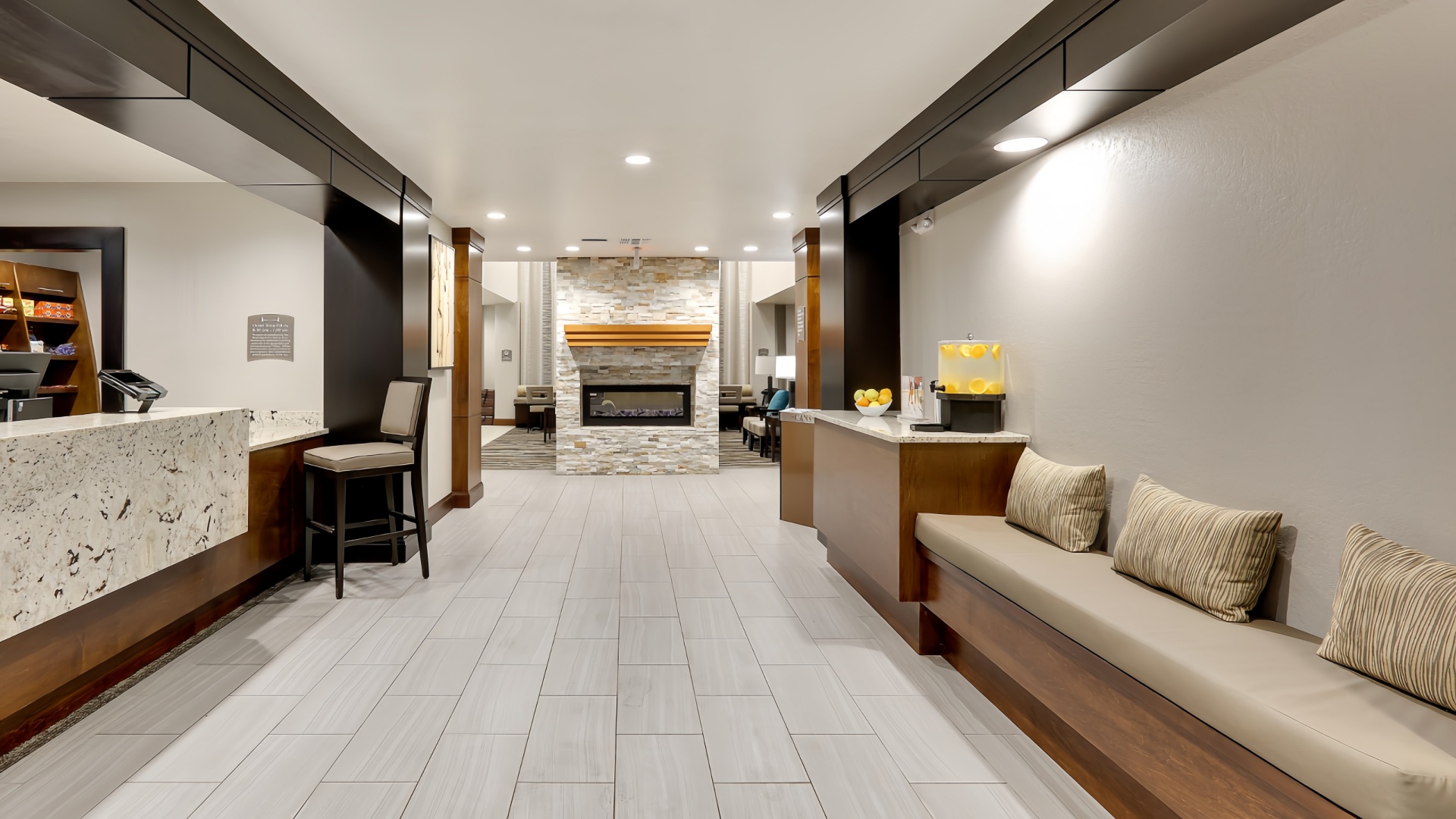 отель скамейка в вестибюле