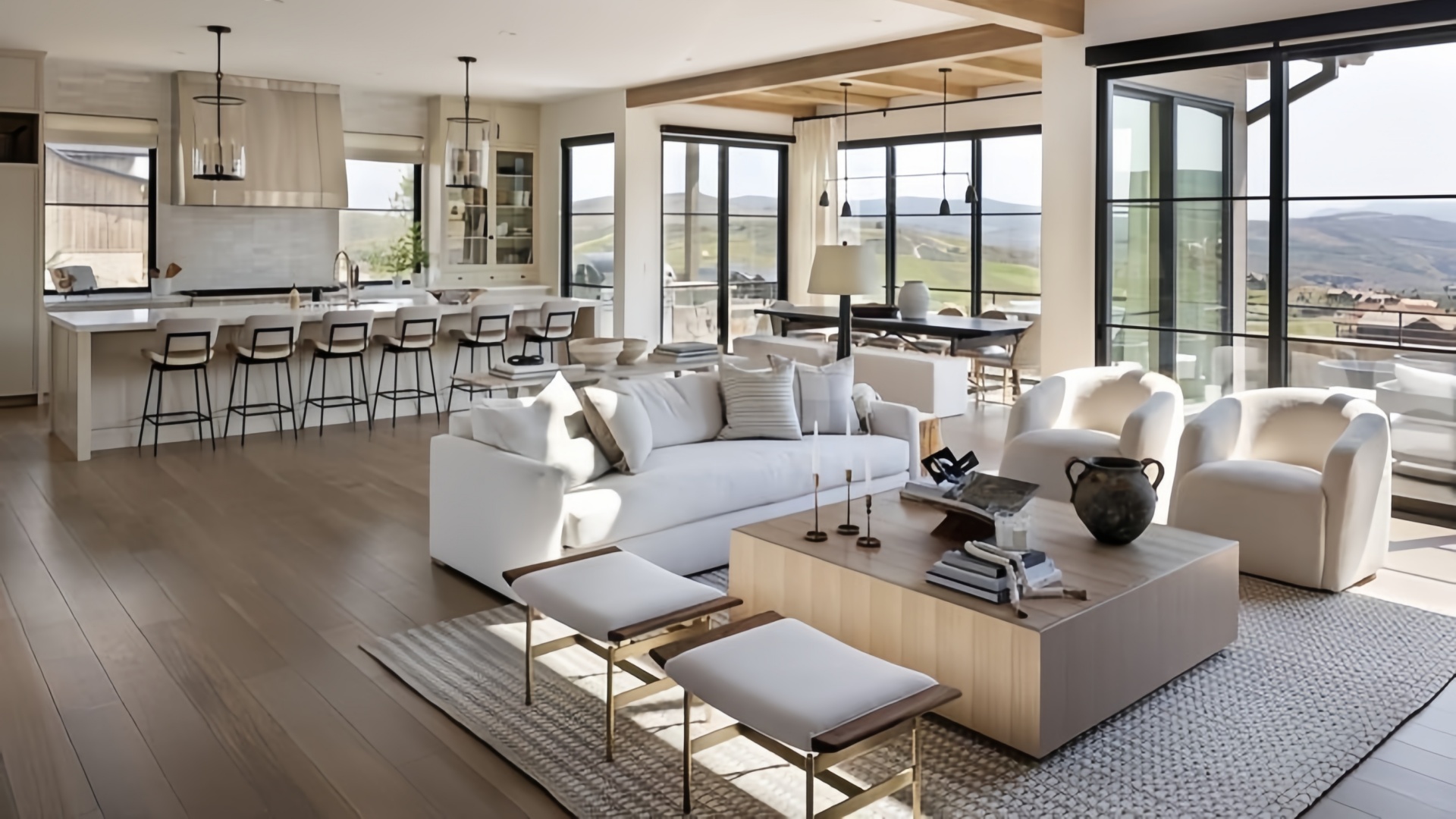 Деревянная скамья с классическим обившим диваном