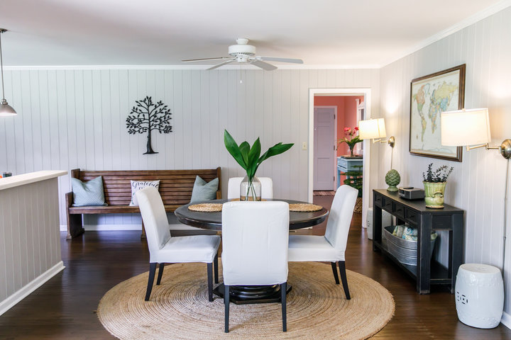 Small dinning room table with rug Маленький столовой стол с ковриком