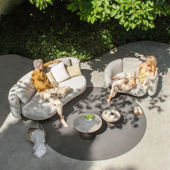 модульный диван во внутреннем дворике