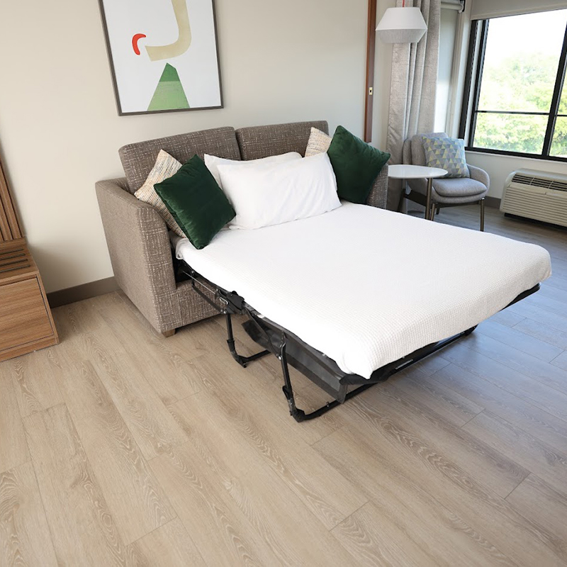 Кровать-платформа размера «king-size» в стиле Holiday Inn с мягким изголовьем