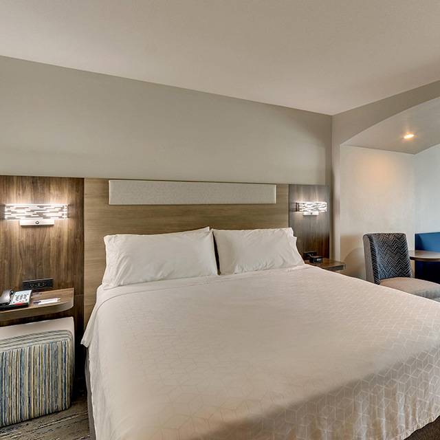 Кровать размера King с мягкой обивкой в ​​стиле DoubleTree