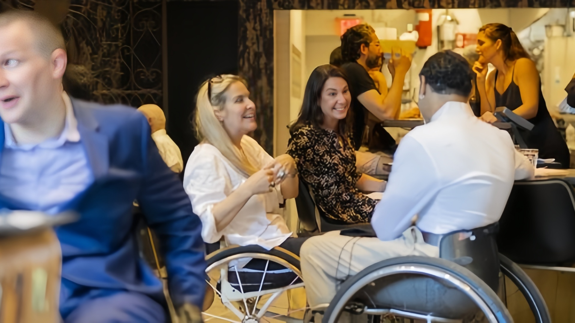  Примеры инклюзивного дизайна: отели и рестораны с доступным выбором мебели