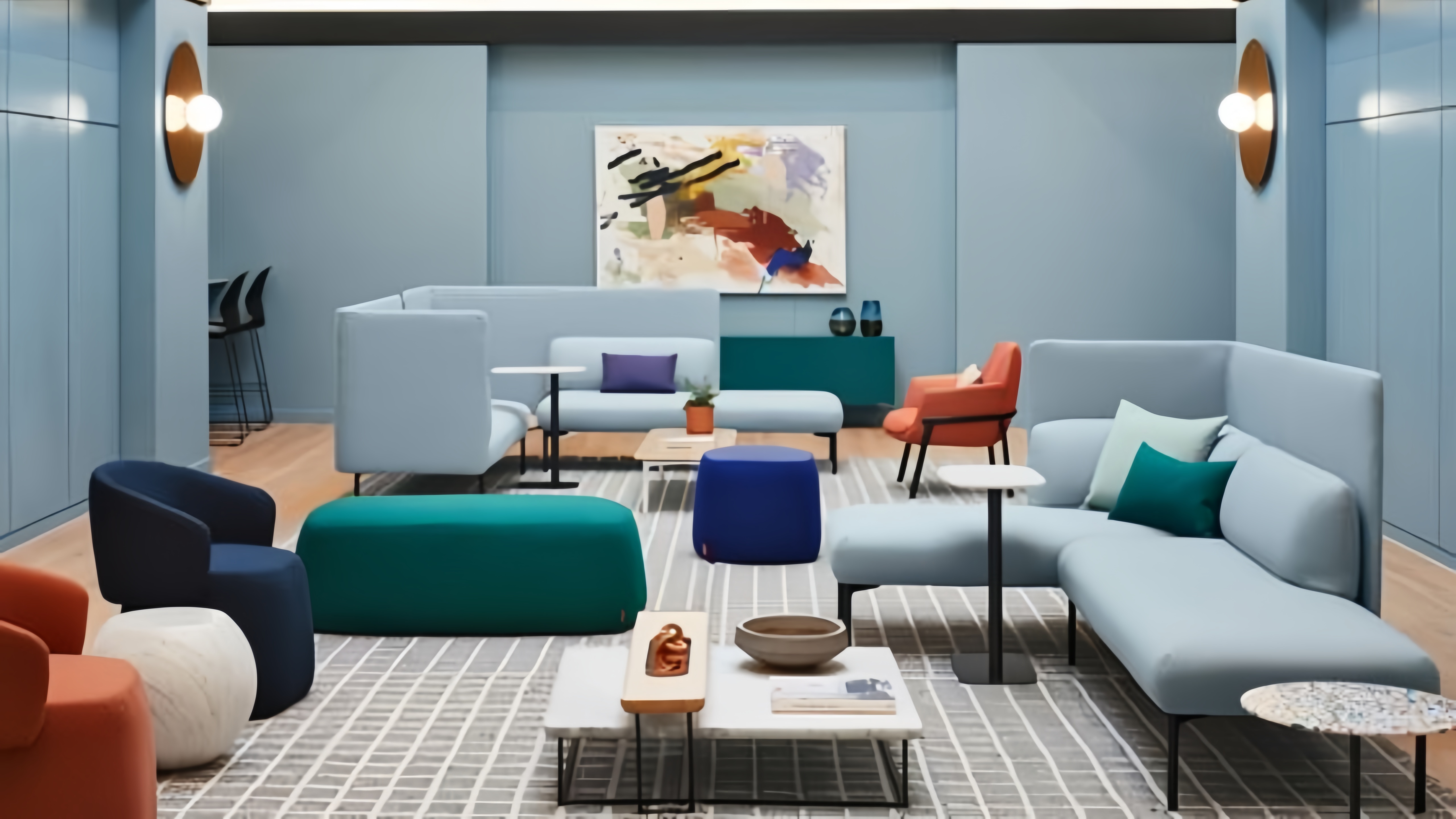 Создание визуального интереса: смешивание стилей мебели с жирными узорами и цветами в дизайне гостеприимства