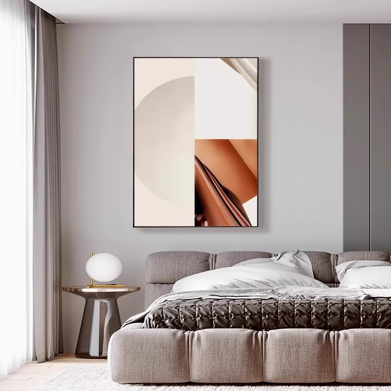 Современные работы на стенах отеля