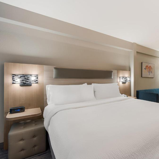 Кровать размера King с мягкой обивкой в ​​стиле DoubleTree