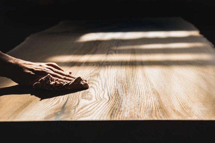 Полированный деревянный стол от твердого дуба