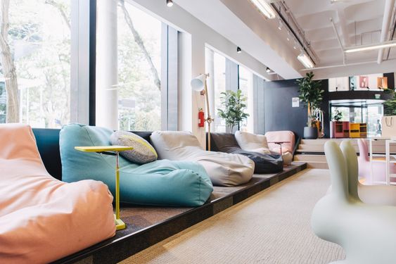 Стул мешок с фасолью в вестибюле