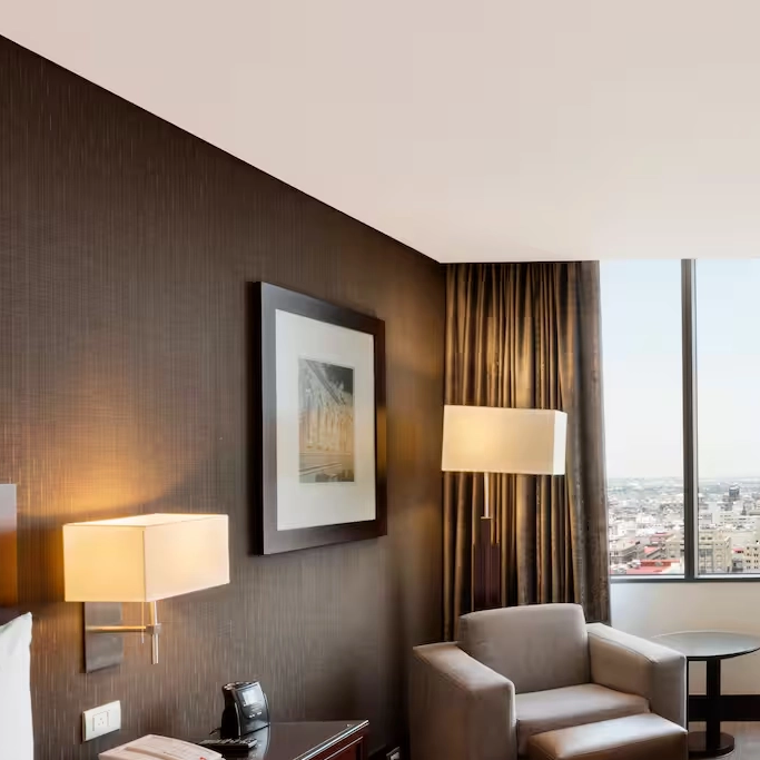 Современные работы на стенах отеля