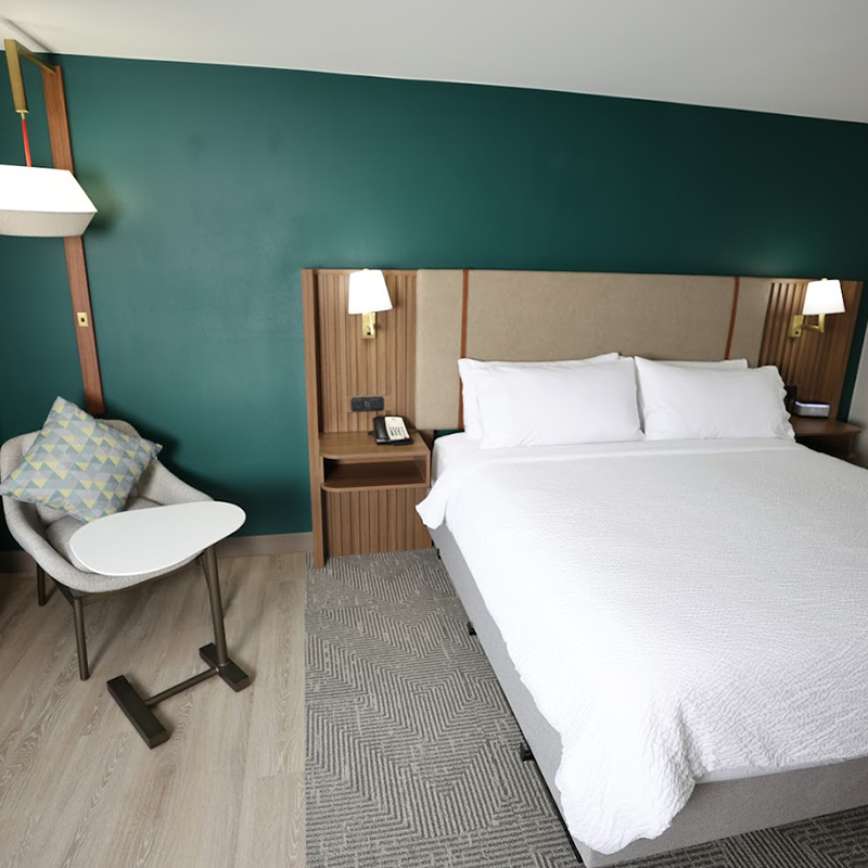 Кровать-платформа размера «king-size» в стиле Holiday Inn с мягким изголовьем