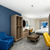 Спальня отеля Holiday Inn с деревянным шкафом и шкафами