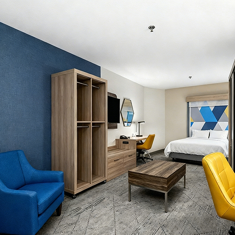 Спальня отеля Holiday Inn с деревянным шкафом и шкафами