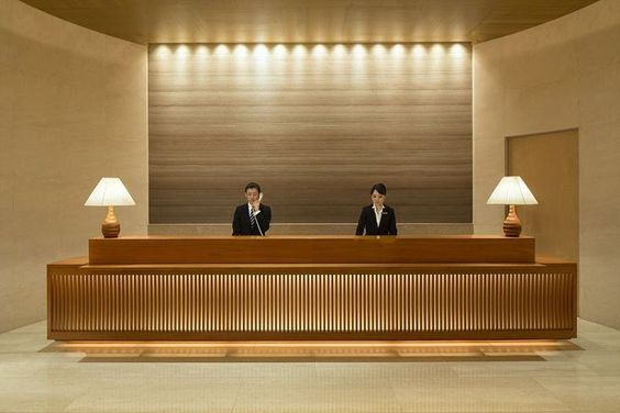 Выбор правильного стола для приема для вашего отеля: комплексное руководство