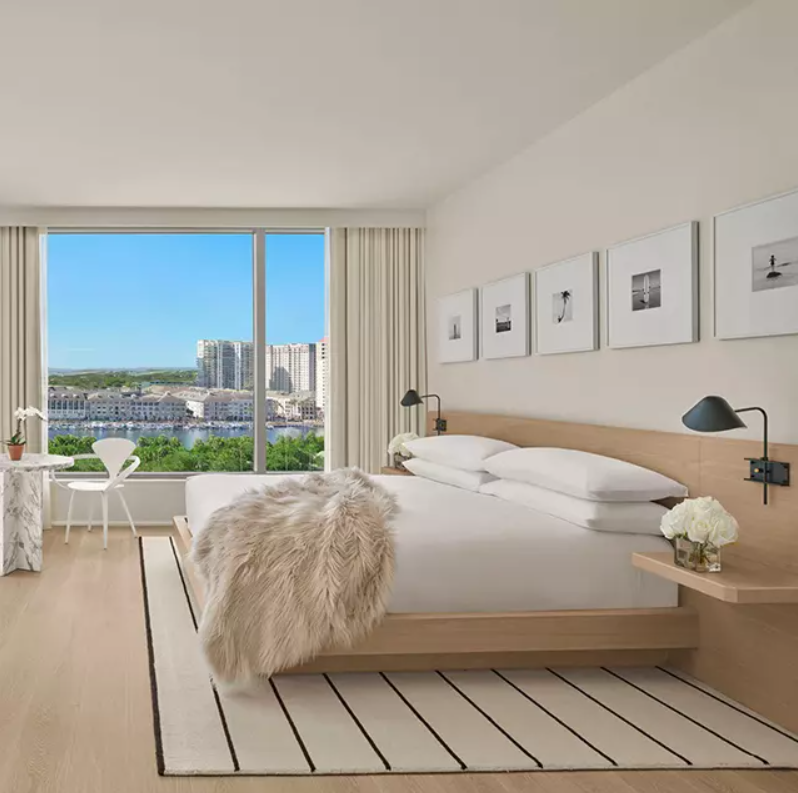 Откуда Hilton получает мебель?