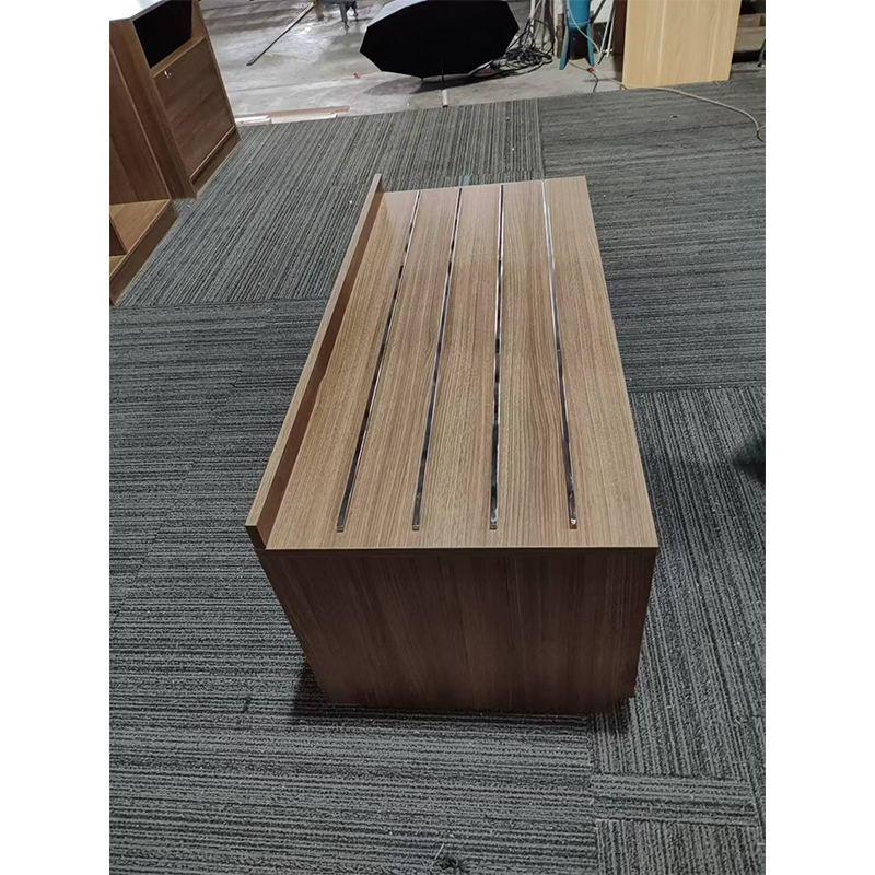Шкаф для мини-бара при входе в отель Wood Grain