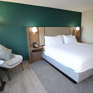 Кровать-платформа размера «king-size» в стиле Holiday Inn с мягким изголовьем