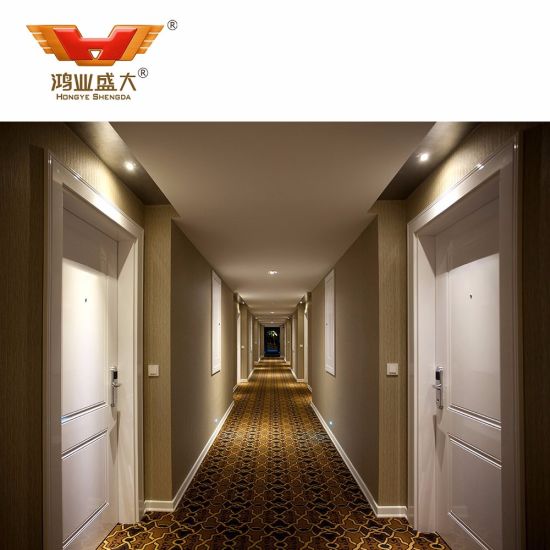 Стена лобби отеля с низкой ценой