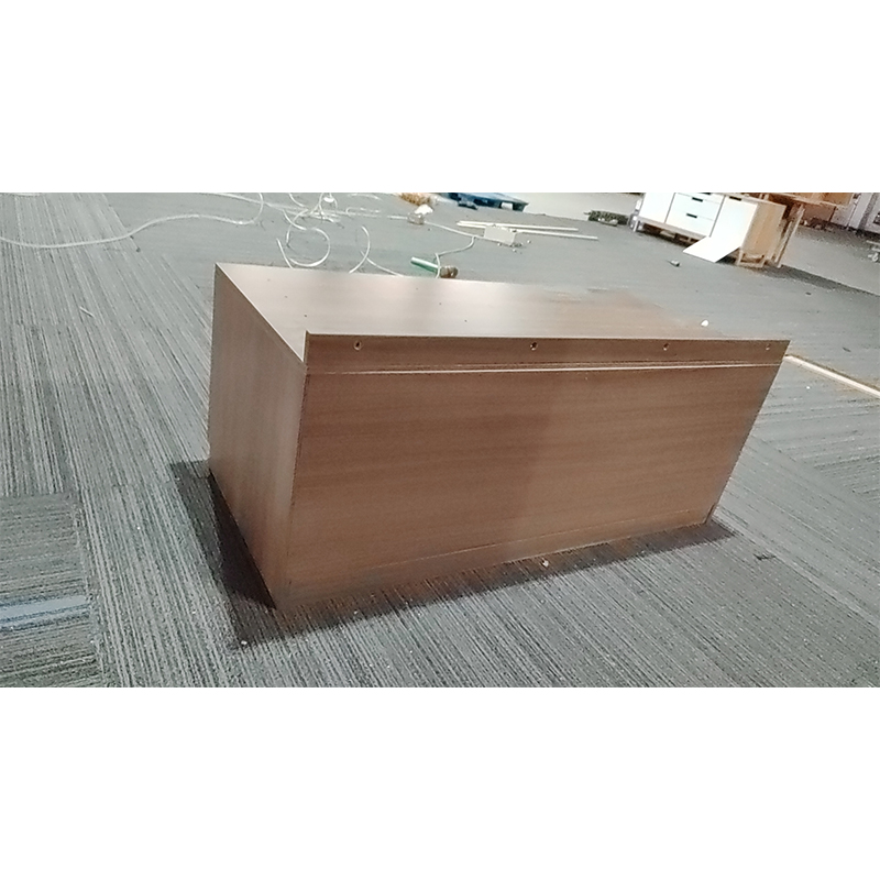 Шкаф для мини-бара при входе в отель Wood Grain