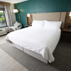 Кровать-платформа размера «king-size» в стиле Holiday Inn с мягким изголовьем