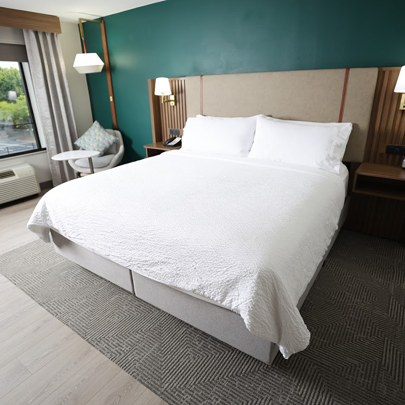 Кровать-платформа размера «king-size» в стиле Holiday Inn с мягким изголовьем