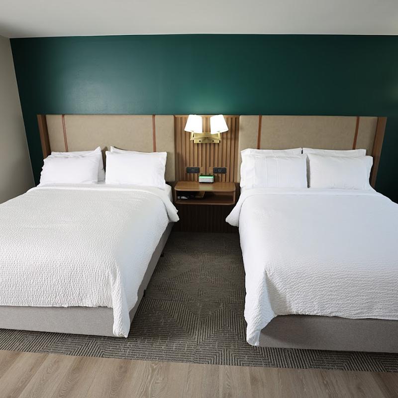 Кровать-платформа размера «king-size» в стиле Holiday Inn с мягким изголовьем