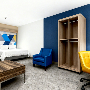 Спальня отеля Holiday Inn с деревянным шкафом и шкафами