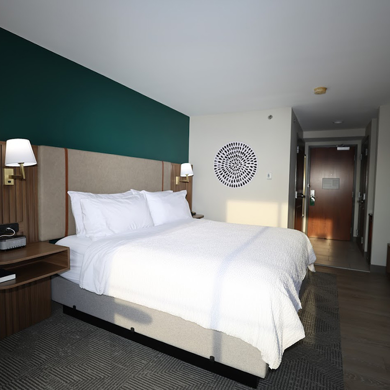Кровать-платформа размера «king-size» в стиле Holiday Inn с мягким изголовьем